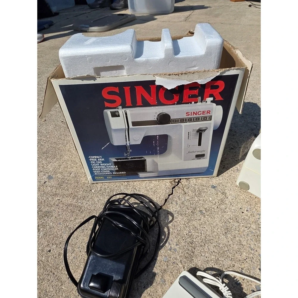 Singer Featherweight 322 Sewing Machine Compact‎ Free Arm Zig Zag Box bobbins